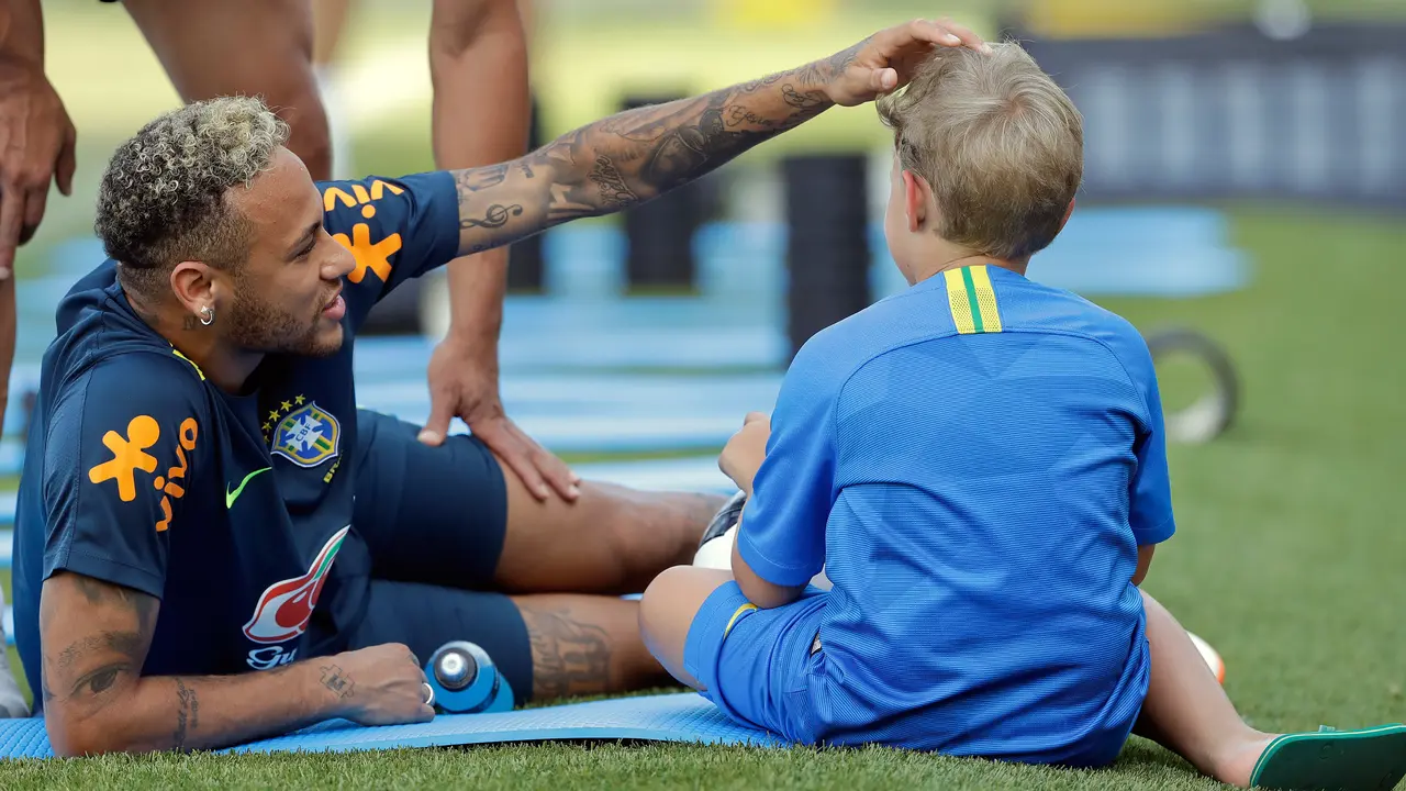 Momen Hangat Neymar Bersama Sang Anak di Sela Latihan