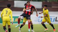 Pemain Persipura Jayapura, Yevhen Bokhashvili berusaha mengontrol bola saat laga pekan kesembilan BRI Liga 1 2021/2022 antara Persipura Jayapura melawan PS Barito Putera di Stadion Moch Soebroto, Magelang, Senin (23/10/2021). (Bola.com/Bagaskara Lazuardi)