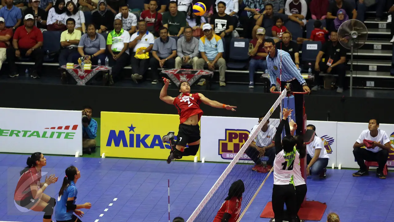 Kapten Jakarta Elektrik PLN Aprilia Manganang melakukan smash pada final Proliga 2017 melawan Jakarta Pertamina Energi di GOR Amongrogo, Yogyakarta, Minggu (23/4/2017). Aprilia terpilih sebagai MVP Proliga 2017. 