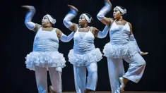 Anggota grup tari Danza Voluminosa saat tengah berlatih di Teater Nasional di Havana, 13 Januari 2016. Jika biasanya penari balet identik dengan wanita bertubuh kurus, grup tari di Kuba ini beranggotakan wanita bertubuh besar. (AFP PHOTO/ADALBERTO ROQUE)