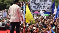 Prabowo melihat spanduk yang berasal dari kain putih bekas dicat hitam bertuliskan 'Wilujeung Sumping Prabowo di Kota Galuh'. (Merdeka/Muhammad Genantan Saputra)