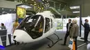 Para pengunjung mengamati helikopter Bell 505 dalam pameran industri helikopter internasional HeliRussia 2020 di Moskow, Rusia (16/9/2020). Pameran tersebut berlangsung di Moskow dari 15 hingga 17 September. (Xinhua/Alexander Zemlianichenko Jr)