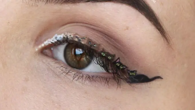 8 Lukisan Kecil di Kelopak Mata Ini Bikin Takjub!