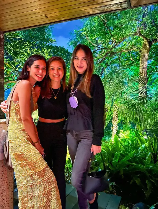 <p>Dress code hitam dipresentasikan dengan outfit serba hitam atau menambahkan fashion item sebagai pernyataan gaya. Luna Maya memilih obi korset yang memberikan ilusi pinggang yang ramping. (Foto: Instagram @mariannerumantir)</p>