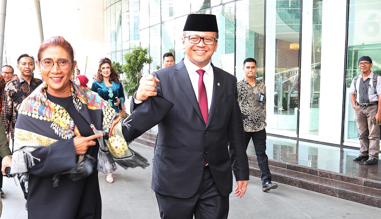 Edhy Prabowo bersama Susi Pudjiastuti (kiri) berpegangan tangan jelang acara serah terima jabatan (Sertijab) Menteri Kelautan dan Perikanan di Kantor KKP, Jakarta, Rabu (23/10/2019). Edhy menggantikan Susi Pudjiastuti pada Kabinet Indonesia Maju periode 2019-2024. (Liputan6.com/Herman Zakharia)