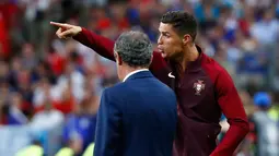 Ronaldo berdiskusi dengan Fernando Santos saat menjadi asisten pelatih dadakan saat laga final Euro 2016 di Stade de France, Saint-Denis, Paris, Prancis, (10/7). Ronaldo sempat bermain selama 30 menit pada Final tersebut. (REUTERS/Kai Pfaffenbach)