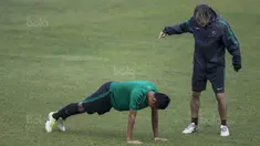 Gelandang Timnas Indonesia, Evan Dimas, diminta pelatih fisik, Miguel Gandia, untuk push up usai latihan di Stadion UKM, Selangor, Sabtu (19/8/2017). Evan kalah saat bermain crossbar dengan Miguel. (Bola.com/Vitalis Yogi Trisna)