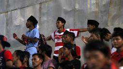 K-Conk Mania tetap semangat mendukung timnya lewat aksi mereka saat Madura United vs Persiba Balikpapan pada Torabika SC 2016 di Stadion Gelora Bangkalan, Senin(13/6/2016).  (Bola.com/Nicklas Hanoatubun)