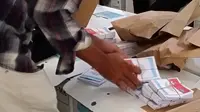 Pelipatan Kertas Suara PSU Kabupaten Serang. (Rabu, 16/05/2025). (Yandhi Deslatama/Liputan6.com).