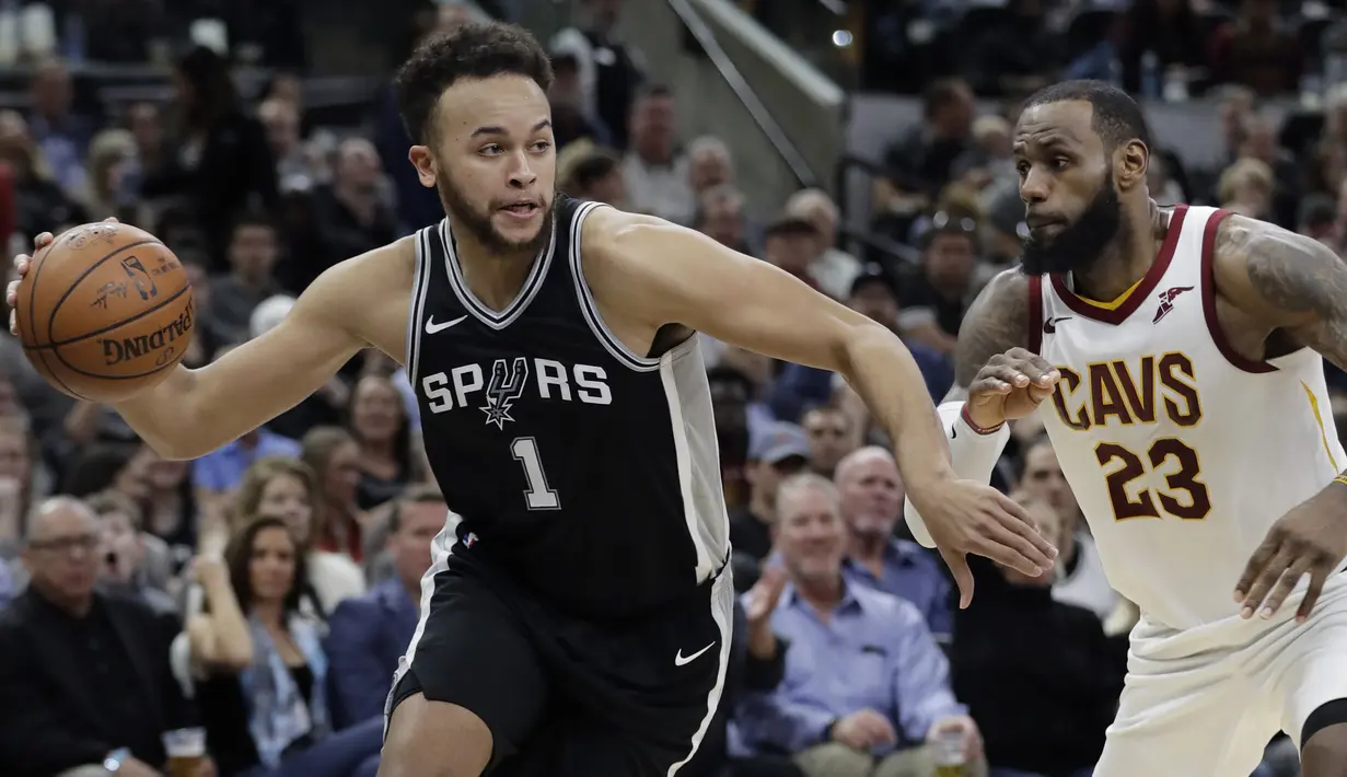 Pemain San Antonio Spurs, Kyle Anderson (kiri) mencoba melewati adangan pemain Cavaliers, LeBron James (23) pada lanjutan NBA di basketball game di AT&T Center, San Antonio, (23/1/2018). Spurs menang atas Cleveland 114—102. (AP/Eric Gay)