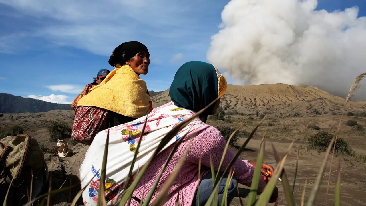 20160720-Meski Gunung Bromo Erupsi, Warga Suku Tengger Tetap Gelar Upacara Kasada
