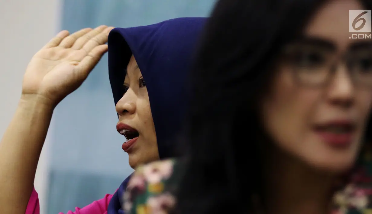 Terpidana kasus pelanggaran UU ITE Baiq Nuril berbicara dalam diskusi Dialektika Demokarasi di Kompleks Parlemen Senayan, Jakarta, Rabu (10/7/2019). Menurut Baiq, kasus hukum yang dialami selama bertahun-tahun menjadi beban sangat berat baginya. (Liputan6.com/JohanTallo)