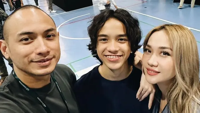 Tampilan Bunga Citra Lestari saat Acara Sekolah Putranya