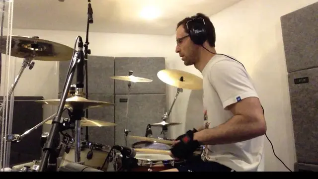 Aksi Petr Cech jadi 'Drummer' Dadakan U2 (Petr Cech)