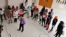 Reporter SCTV Jati  Darma saat siaran langsung untuk Liputan 6 Siang di ajang SCTV Goes to Campus di Kampus Fisipol Universitas Gajahmada, Yogyakarta (15/3).(Foto:Ahmad Nur)