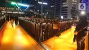 Warga berpose di JPO Kapal Pinisi, Jakarta, Jumat (11/3/2022). JPO berkonsep Kapal Pinisi kini resmi beroperasi untuk digunakan pejalan kaki dan pengendara sepeda yang hendak melintas, JPO tersebut difasilitasi lift dan menyajikan pemandangan perkotaan. (Liputan6.com/Herman Zakharia)