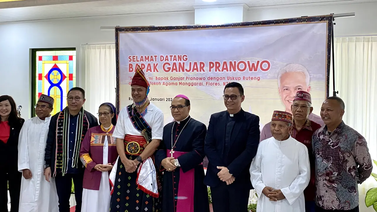 Calon presiden (capres) nomor urut 03, Ganjar Pranowo, bertemu Uskup Ruteng, Mgr Siprianus Hormat, di Ruteng, Manggarai, Provinsi Nusa Tenggara Timur (NTT), Jumat (26/1/2024). (Liputan6.com/Delvira Hutabarat)