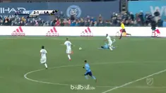 Berita video momen bek LA Galaxy, Ashley Cole, gagal mengontrol bola lalu melakukan pelanggaran yang berbuah kartu merah untuknya. This video presented by BallBall.
