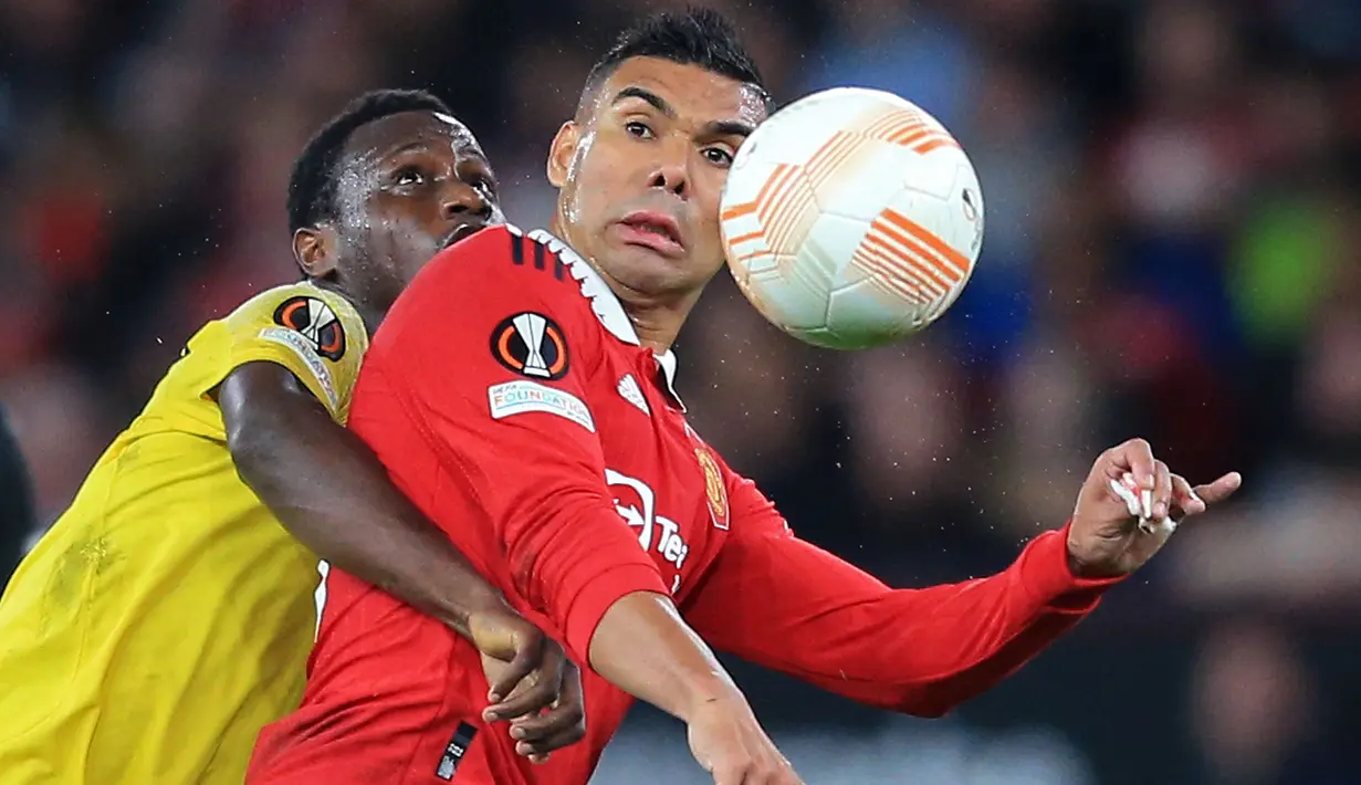 Casemiro didatangkan ke Manchester United dari Real Madrid pada bursa transfer musim panas lalu dengan biaya 70 juta euro. Kedatangannya di skuad Setan Merah berhasil meningkatkan kualitas lini tengah mereka, termasuk dalam hal bertahan. Pria 30 tahun tersebut tercatat telah mencetak 2 gol dan 3 assist dalam 24 penampilannya untuk MU pada musim ini. (AFP/Lindsey Parnaby)