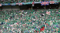 Suporter Irlandia Utara saat menyaksikan matchday kedua Grup C Piala Eropa 2016 melawan Ukraina, di Stade de Lyon, Kamis (16/6/2016). (AFP/Jeff Pachoud). 