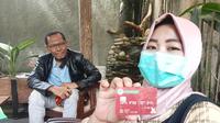 Dokter UH saat didampingi kuasa hukumnya Sugiyarto, menunjukkan kartu anggota IDI (Ikatan Dokter Indonesia) Kabupaten Blora. (Liputan6.com/Ahmad Adirin)