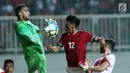 Penyerang Indonesia U-23, Lerby Eliandry (tengah) berebut bola dengan kiper Bahrain, Yusuf Shabaan pada laga PSSI Anniversary 2018 di Stadion Pakansari, Kab Bogor, Jumat (27/4). Babak pertama Indonesia tertinggal 0-1. (Liputan6.com/Helmi Fithriansyah)