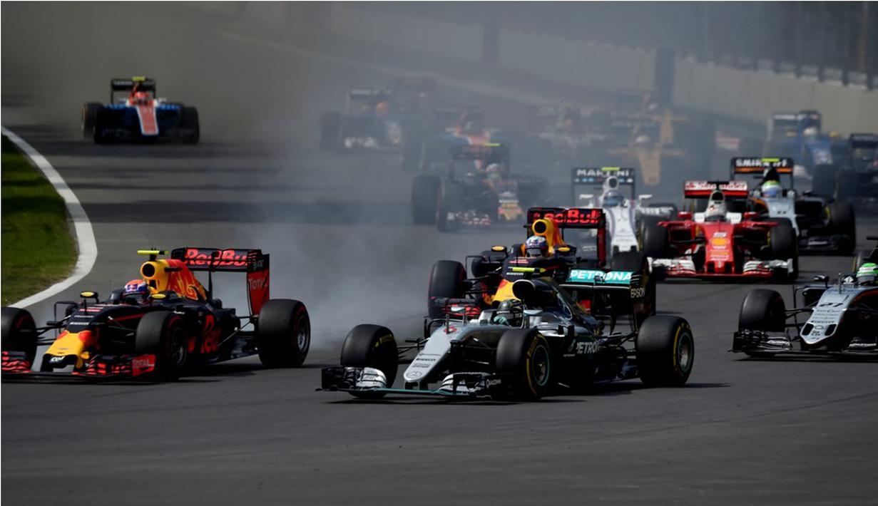 Pebalap Mercedes, Nico Rosberg, berjuang mendapatkan posisi terdepan saat balapan F1 GP Meksiko di Sirkuit Autodromo Hermanos Rodriguez, Senin (31/10/2016) dini hari WIB. (AFP/Yuri Cortez)
