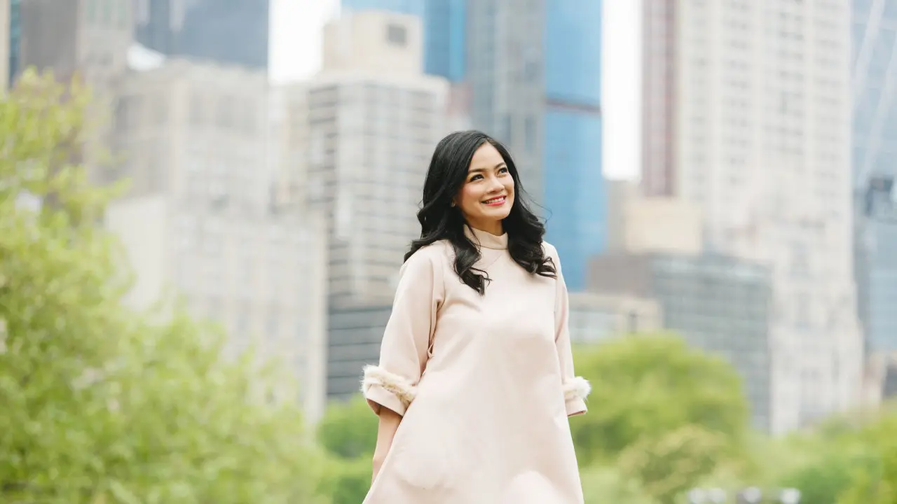 Cantiknya Titi Kamal Saat Berlibur ke New York dengan Gaun Pendek