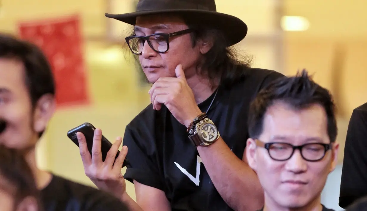 Ditemui di kawasan Senayan City, Jakarta, beberapa waktu lalu, Andy /rif menceritakan kesulitannya saat berperan menjadi Dewa Tuak. Salah satunya adalah soal dengkulnya yang sudah tak seperti dulu. (Adrian Putra/Bintang.com)