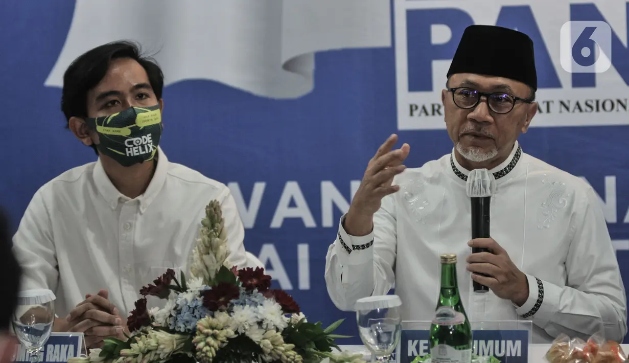 Ketua Umum PAN Zulkifli Hasan (kanan) didampingi bakal calon Wali Kota Solo Gibran Rakabuming Raka saat menggelar pertemuan di Jakarta, Rabu (12/8/2020). PAN telah resmi memberikan dukungannya kepada Gibran Rakabuming dan Teguh Prakosa pada Pilkada Solo 2020. (merdeka.com/Iqbal Nugroho)