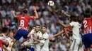 Bek Real Madrid, Nacho Fernandez, duel udara dengan gelandang Atletico Madrid, Saul Niguez, pada laga La liga di Stadion Santiago Bernabeu, Madrid, Sabtu (29/9/2018). Kedua klub bermain imbang 0-0. (AFP/Oscar Del Pozo)