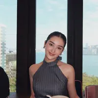 Saat menikmati suasana urban Hong Kong, Ranty Maria tampil dengan pilihan outfit yang menunjukkan spektrum fashion yang luas, mulai dari sporty kasual hingga feminin elegan.  [@rantymaria].