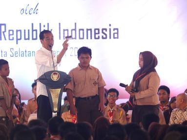 Presiden Joko Widodo (Jokowi) berdialog dengan siswa saat penyerahan Kartu Indonesia Pintar (KIP) di SLB Negeri Pembina, Jakarta, Rabu (6/3). Jokowi membagikan 3.300 KIP untuk pelajar di wilayah Jakarta Selatan. (Liputan6.com/Angga Yuniar)