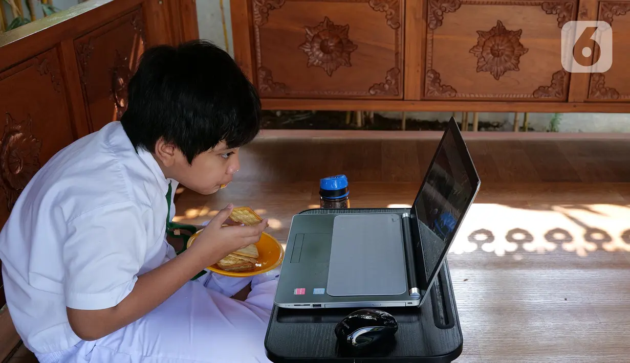 Siswa SD Islam Al Azhar 4 Muhammad Risyad (10) saat mengikuti kegiatan belajar mengajar secara daring dari kediamannya di Bintaro, Jakarta, Senin (13/7/2020). Memasuki tahun ajaran baru, kegiatan belajar mengajar diawali dengan perkenalan para siswa. (Liputan6.com/Herman Zakharia)
