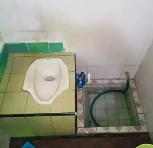 6 Potret kocak jamban tata letaknya nyeleneh, bikin repot pas mau buang hajat