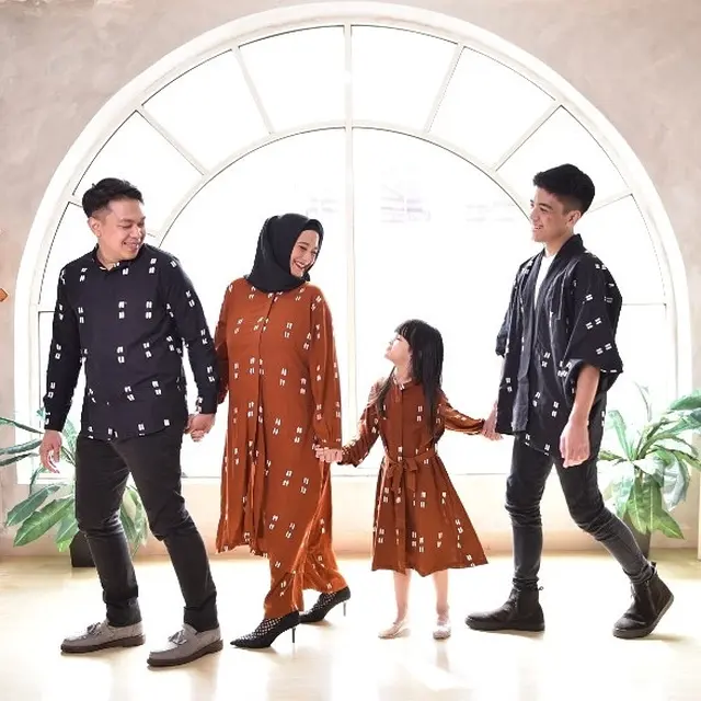 7 Potret Terbaru Presenter Andhara Early Bersama Keluarga yang Jarang Disorot