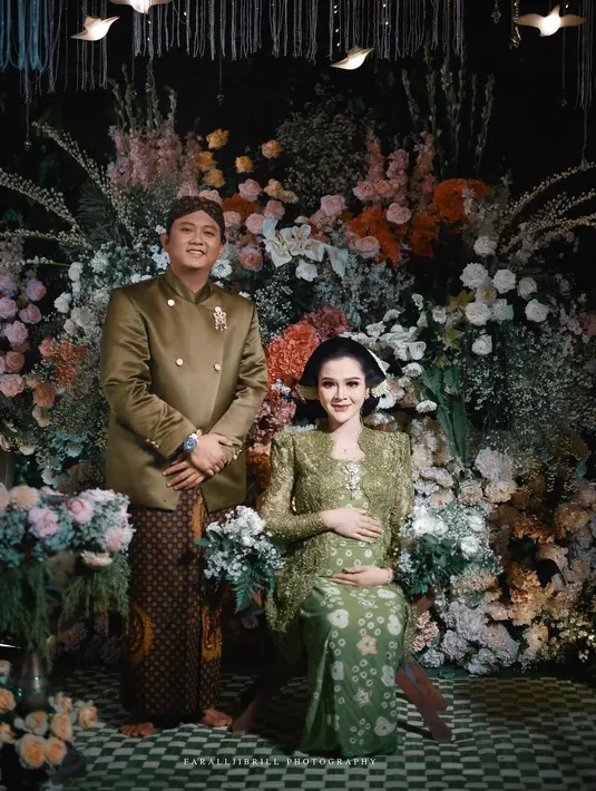 Bella Bonita menggunakan serangkaian kebaya saat acara mitoni berlangsung. [@@faralljibrill_official/@asrileksono_parasasriofficial]