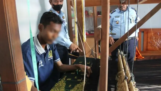 Seorang narapidana di Lapas Bengkalis tengah menenun kain Lejo yang menjadi ciri khas budaya melayu di Kabupaten Bengkalis.