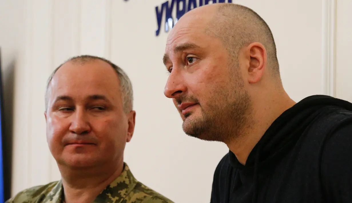 Wartawan Rusia, Arkady Babchenko dalam konferensi pers di Dinas Keamanan Ukraina, Rabu (30/5). Pada 27 Februari 2017, Babchenko meninggalkan Rusia usai mengkritik kebijakan pemerintah Rusia di Ukraina dan Suriah. (AP/Efrem Lukatsky)