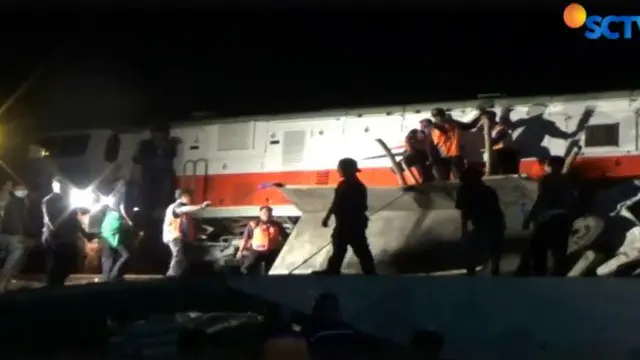 Tiba-Tiba Mogok, Truk Bermuatan Pasir Ditabrak 2 Kereta Api di Gresik