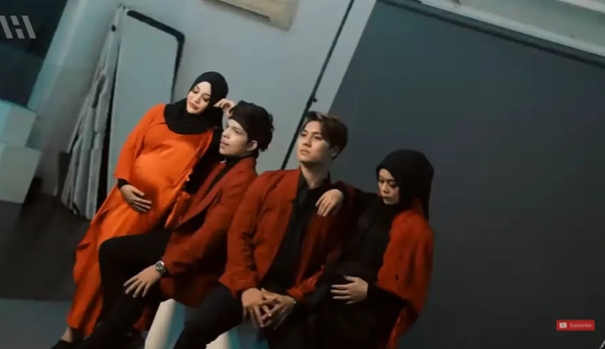 Sementara itu, Lesty Kejora mengenakan inner berwarna hitam berbalut dengan detail potongan berwarna oranye. Rizky Billar kompak dengan istri mengenakan blazer oranye dan kemeja hitam  (YouTube/AH)
