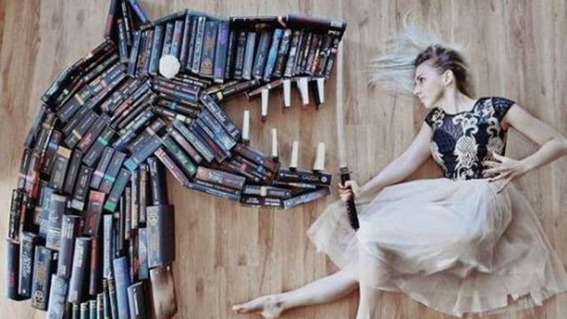 Kreatif, Wanita Ini Gunakan Koleksi Bukunya Untuk Bergaya Layaknya Superhero