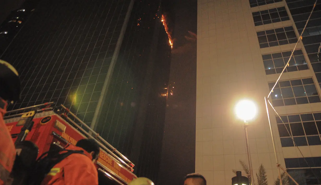 Penampakan Wisma Kosgoro yang terbakar, Jakarta, Senin (9/3/2015). Tingginya gedung dan hembusan angin yang kencang membuat pemadam kebakaran mengalami kesulitan (Liputan6.com/Faizal Fanani)