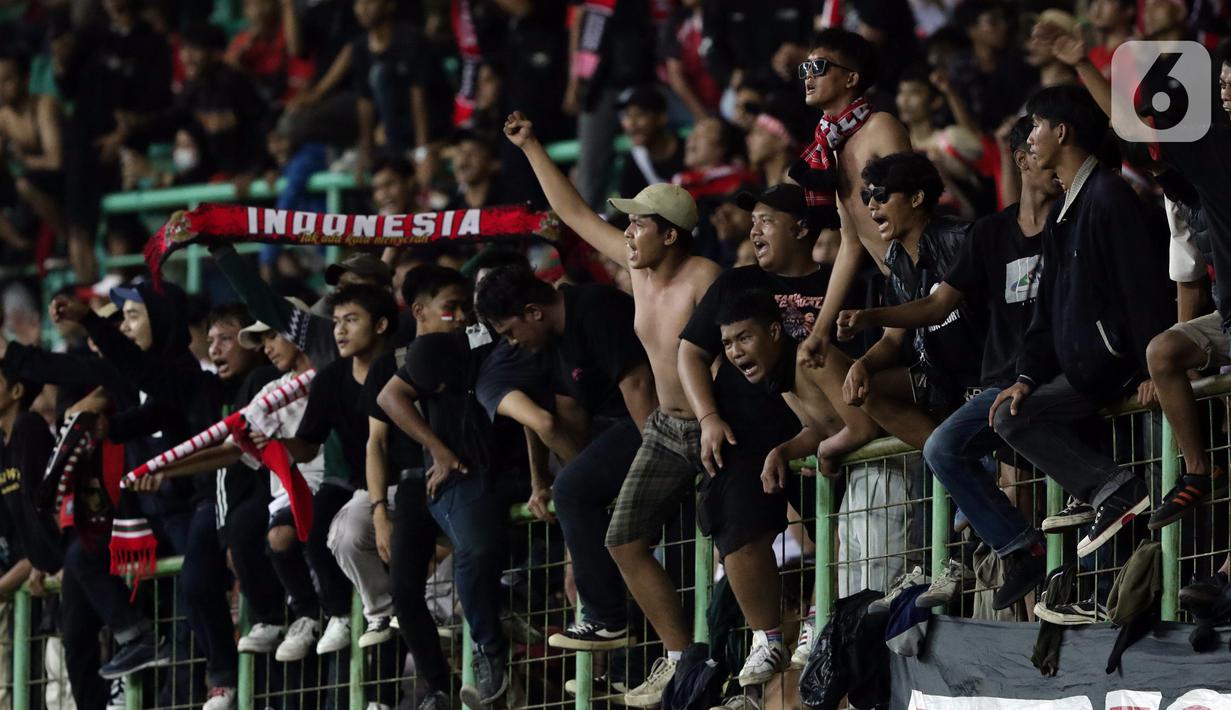 Suporter saat merayakan kemenangan Timnas Indonesia U-19 atas Filipina U-19 pada lanjutan penyisihan grup A Piala AFF U-19 2022 di Stadion Patriot Candrabhaga, Bekasi, Jawa Barat, Jumat (8/7/2022). Laga berakhir dengan keunggulan Timnas Indonesia U-19 dengan skor 5-1. (Liputan6.com/Helmi Fithriansyah)