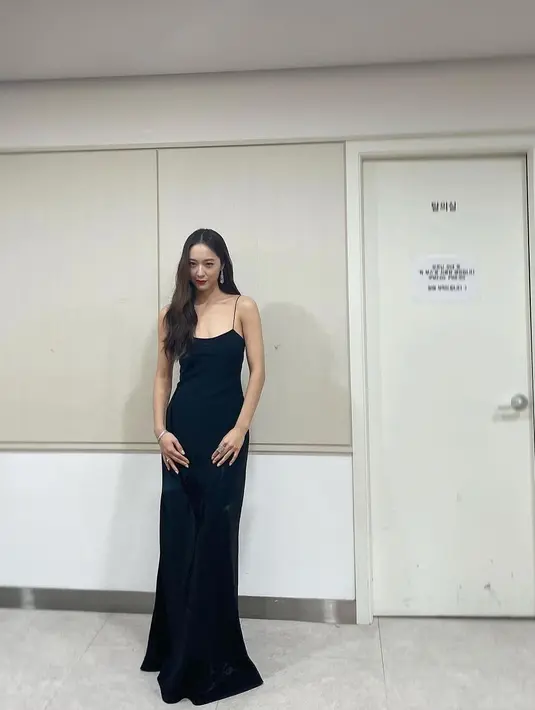 Pilihan gaya simpel pancarkan aura mahal dari Krystal Jung. Ia memilih mengenakan strappy dress hitam yang simpel dengan gaya rambut ikonisnya, dibiarkan tergerai. Mana gaya Krystal Jung yang jadi favoritmu, Sahabat FIMELA? [Foto: Instagram/vousmevoyez]