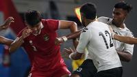 Pemain Timnas Indonesia, Hokky Caraka (kiri) bersitegang dengan pemain Timnas Fiji, Pawan Pratap Singh pada laga International Friendly Match U-20 di Stadion Utama Gelora Bung Karno (SUGBK), Jakarta, Jumat (17/02/2023). (Bola.com/Bagaskara Lazuardi)