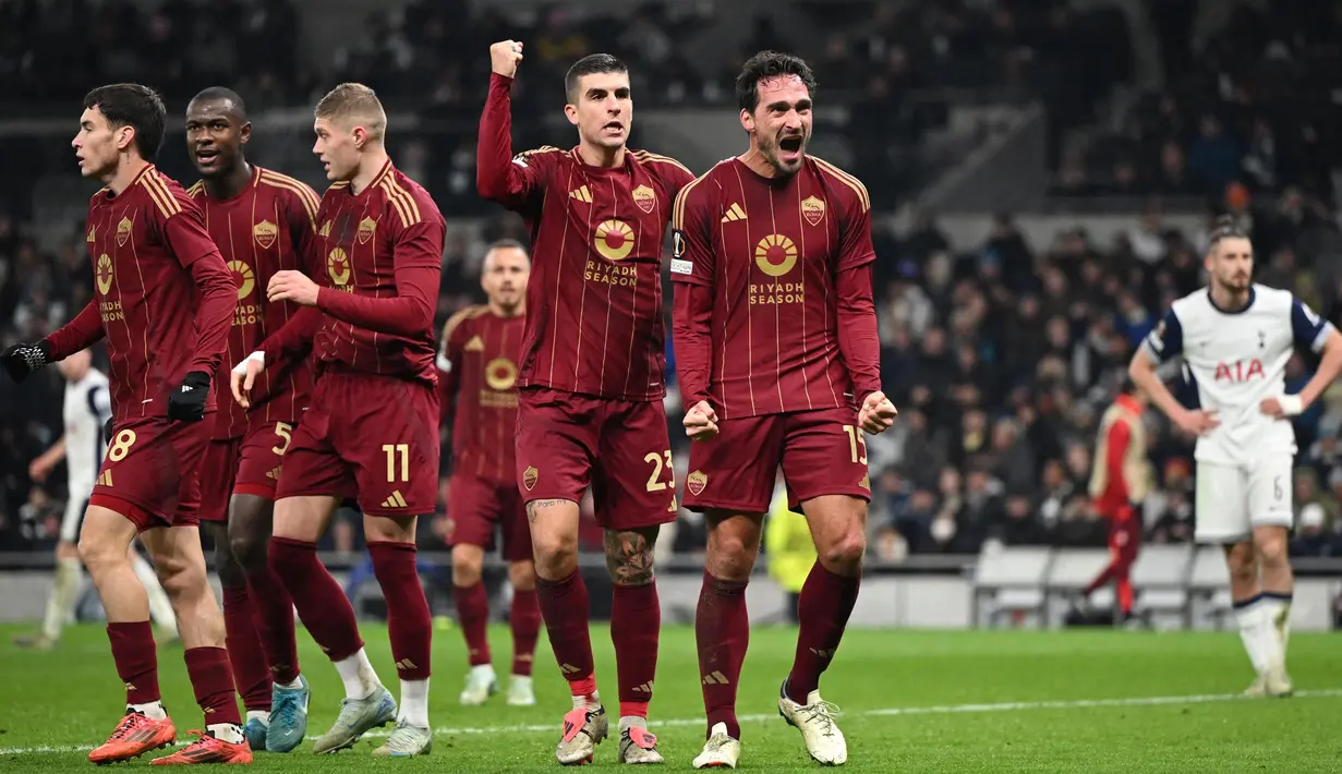 Pemain belakang AS Roma, Mats Hummels (15) melakukan selebrasi setelah mencetak gol kedua pada laga kelima League Phase Liga Europa 2024/2025 melawan Tottenham Hotspur di Tottenham Hotspur Stadium, London, Inggris, pada Kamis 28 November 2024 atau Jumat (29/11/2024) dini hari WIB. (JUSTIN TALLIS/AFP)