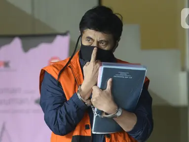 Dirut PT CMI Teknologi (CMIT) Rahardjo Pratjihno usai menjalani pemeriksaan di Gedung KPK, Jakarta, Senin (11/5/2020). Rahardjo diperiksa sebagai tersangka kasus korupsi pengadaan perangkat transportasi informasi terintegrasi di Badan Keamanan Laut (Bakamla) tahun 2016. (merdeka.com/Dwi Narwoko)