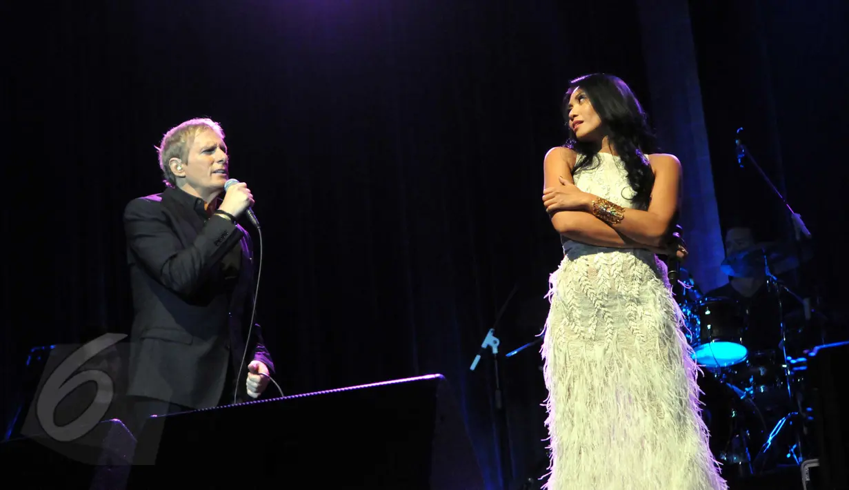 Penyanyi legendaris Michael Bolton saat berduet bersama Anggun di The Kasablanka Hall, Jakarta, Selasa (2/6/2015) malam. (Liputan6.com/Panji Diksana)