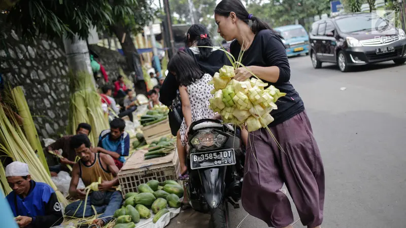 Jelang Lebaran, Pedagang Kulit Ketupat Mulai Kebanjiran Pembeli